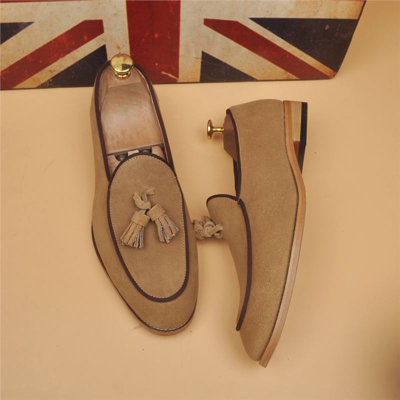 Loafers With A Pointed Toe In A Classic British Style - Image 19